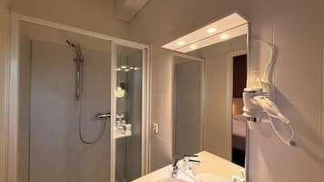 Quarto casal clássico, 1 cama Queen | Banheiro | Chuveiro, produtos de toalete grátis, secador de cabelo