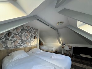 Tremannsrom – standard | Skrivebord, strykejern/-brett og sengetøy