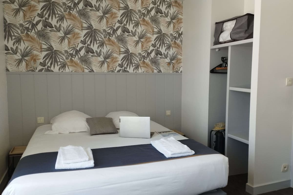 classic double room, 1 queen bed | 1 bedroom, desk, iron/ironing board, bed sheets