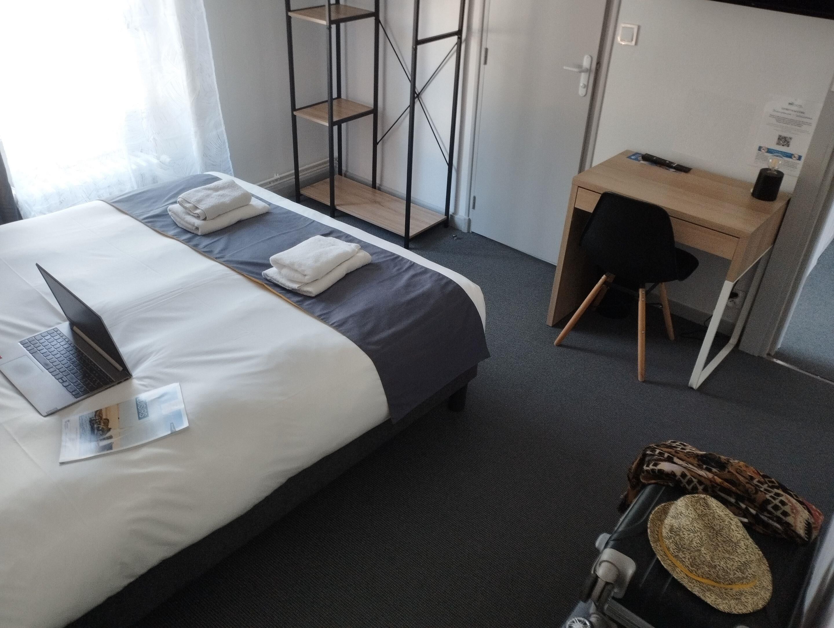 Skrivebord, strykejern/-brett og sengetøy