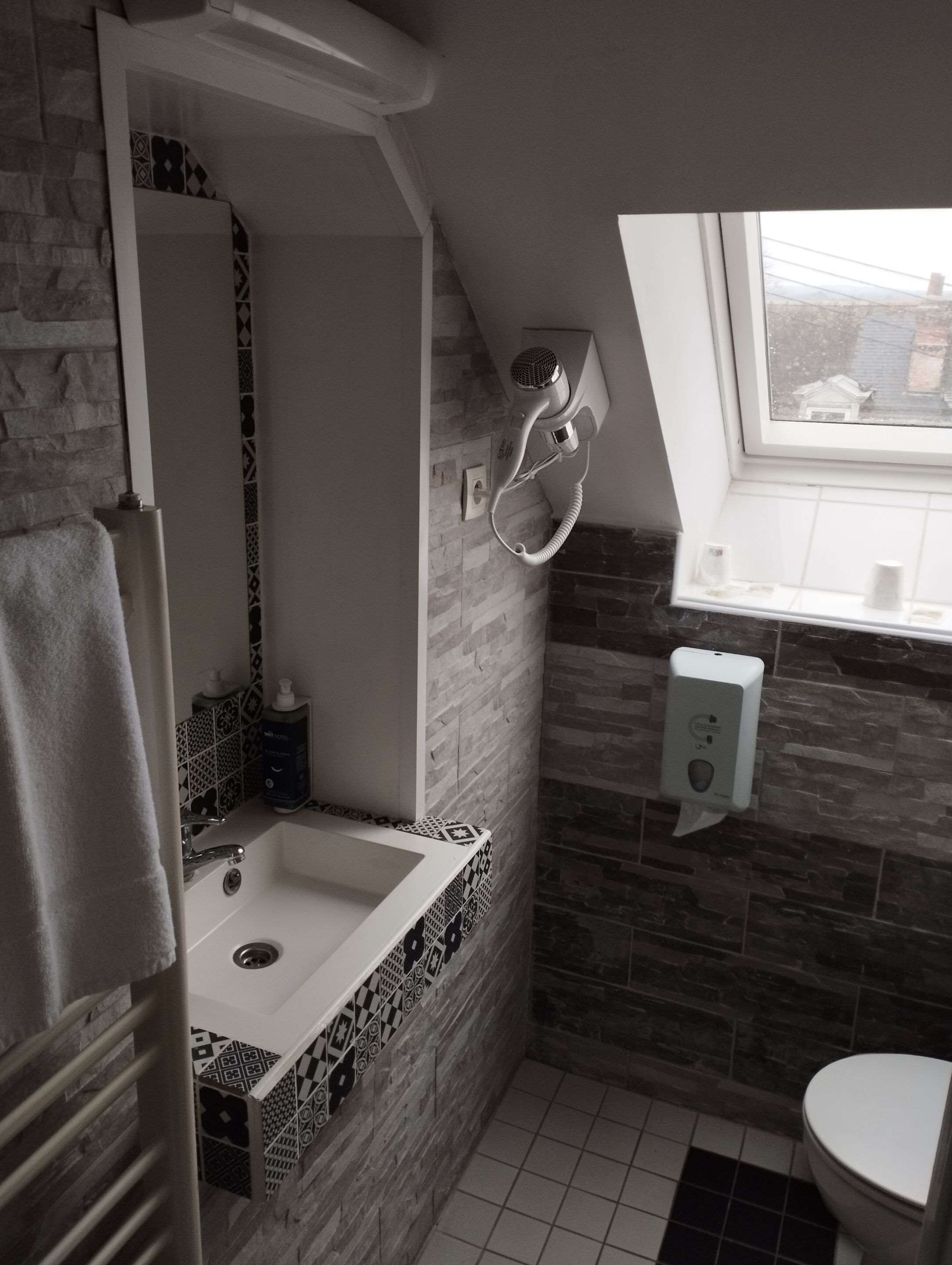 standard triple room | 1 bedroom, desk, iron/ironing board, bed sheets