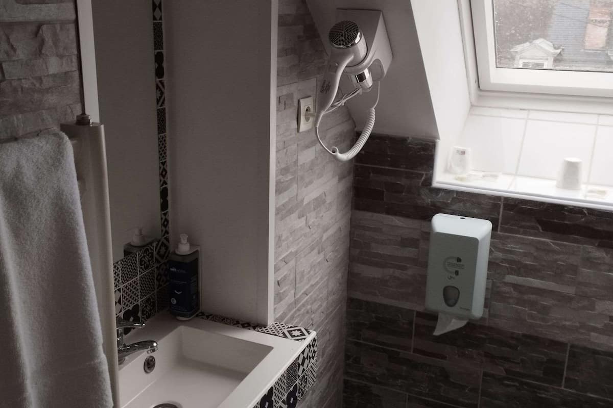 standard triple room | 1 bedroom, desk, iron/ironing board, bed sheets