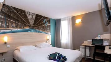 Habitación familiar, baño en la habitación | Escritorio, camas extra, wifi gratis y ropa de cama