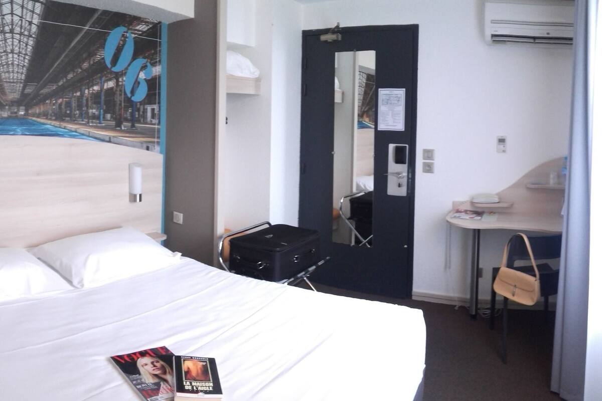 premium double room | desk, rollaway beds, free wifi, bed sheets