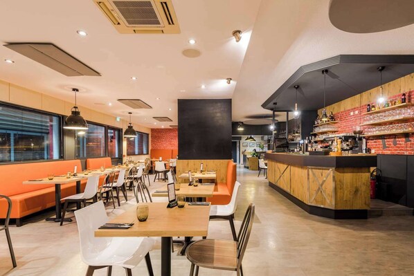 ランチ、ディナーに営業