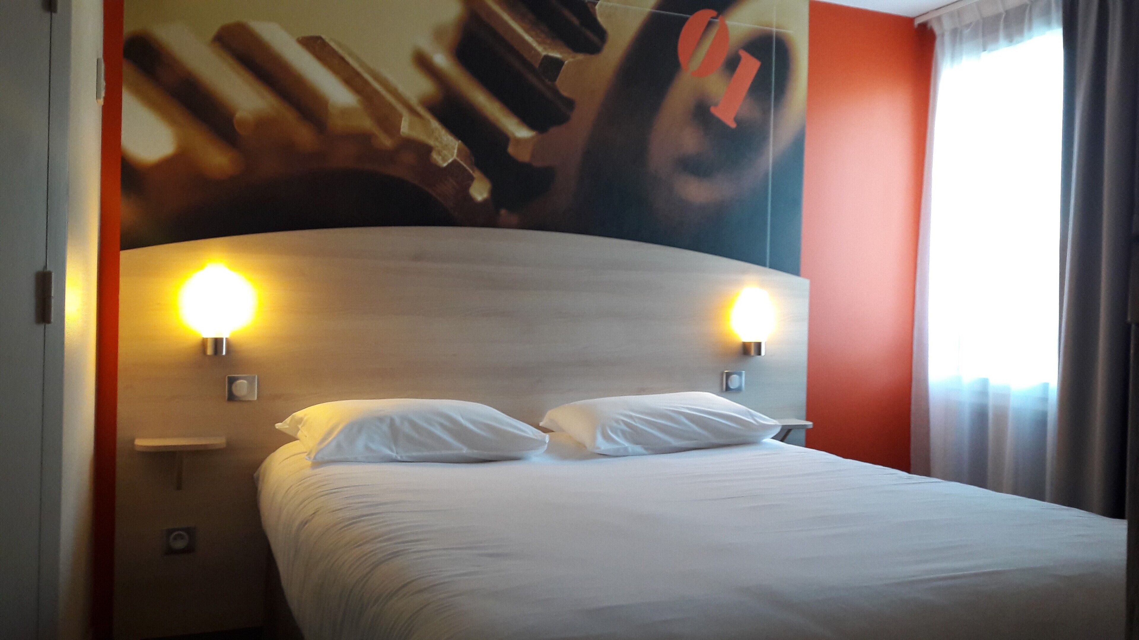 standard double room, ensuite | desk, rollaway beds, free wifi, bed sheets
