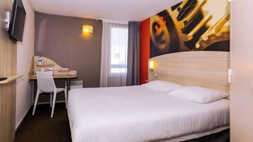 Escritorio, camas extra, wifi gratis y ropa de cama