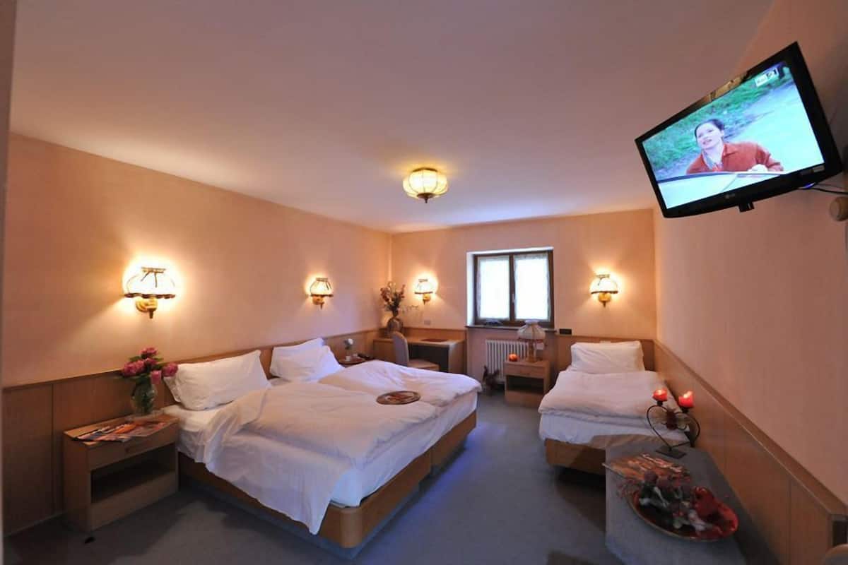 Triple Room | In-room safe, cots/infant beds, rollaway beds, free WiFi