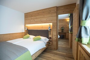 Minibar, Zimmersafe, Schreibtisch, Verdunkelungsvorhänge