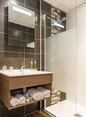 Een bad/douchecombinatie, gratis toiletartikelen, een haardroger