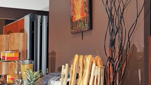 Ein Frühstücksbuffet mit Brot, Gebäck und Ananas.