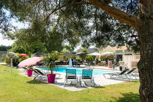 季节性开放的室外游泳池