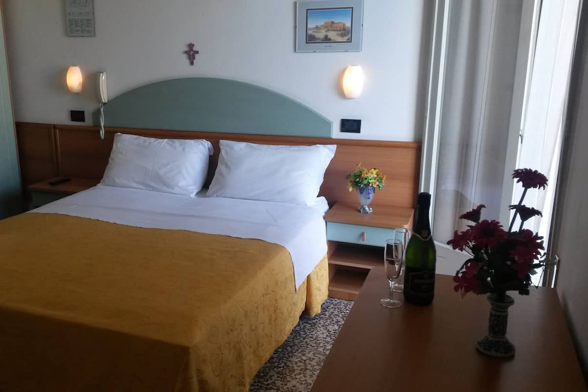 In-room safe, desk, WiFi (free), bed sheets