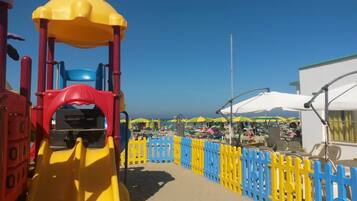 Lasten leikkialue ulkona