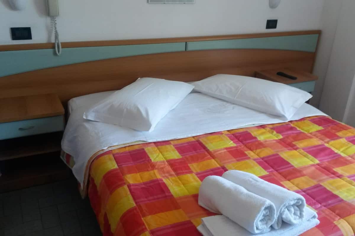 In-room safe, desk, WiFi (free), bed sheets