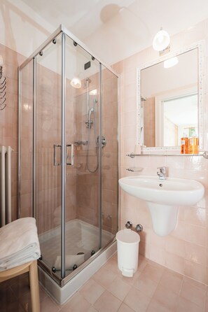Junior Suite | Bathroom | Shower, free toiletries, hair dryer, bidet - Hotel Oasi (Cortina d'Ampezzo)