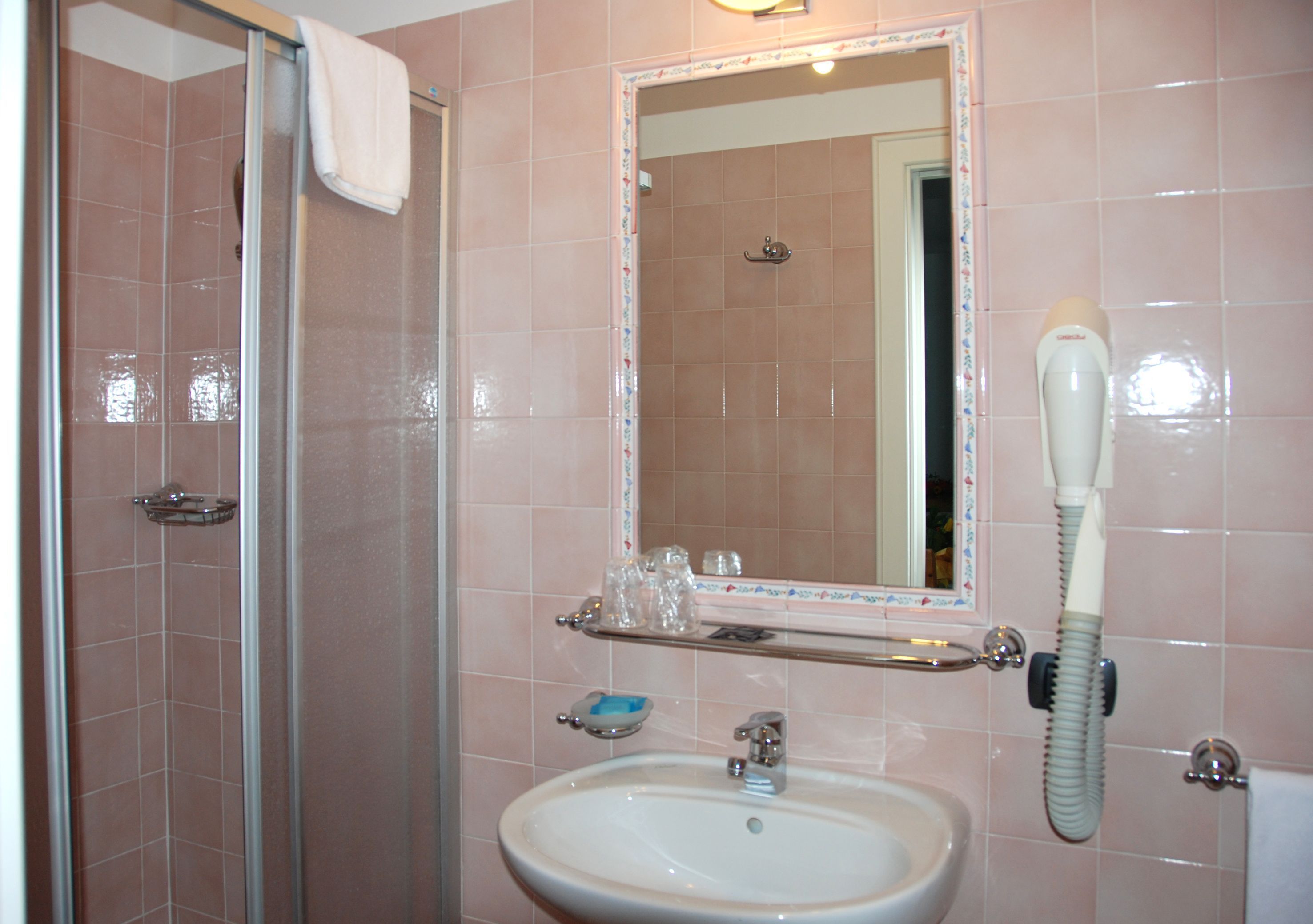 double room | bathroom | shower, free toiletries, hair dryer, bidet