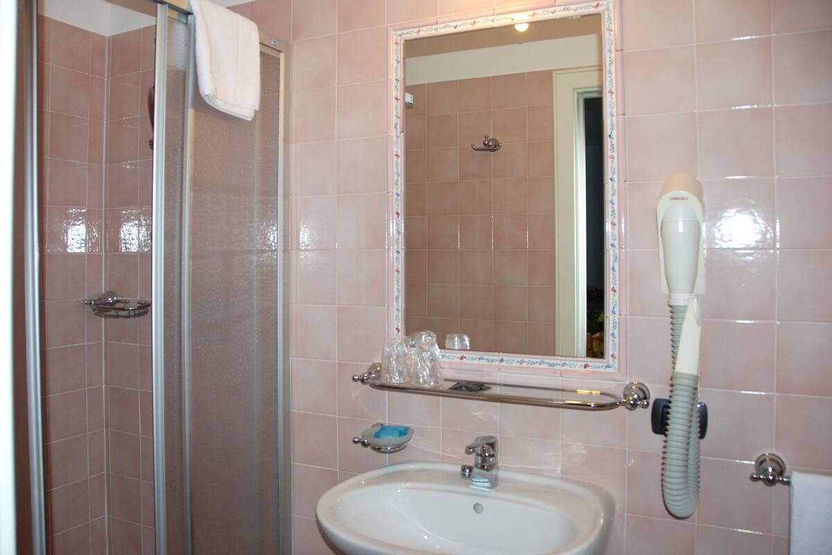 double room | bathroom | shower, free toiletries, hair dryer, bidet
