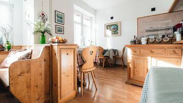 Tägliches Frühstücksbuffet gegen Gebühr