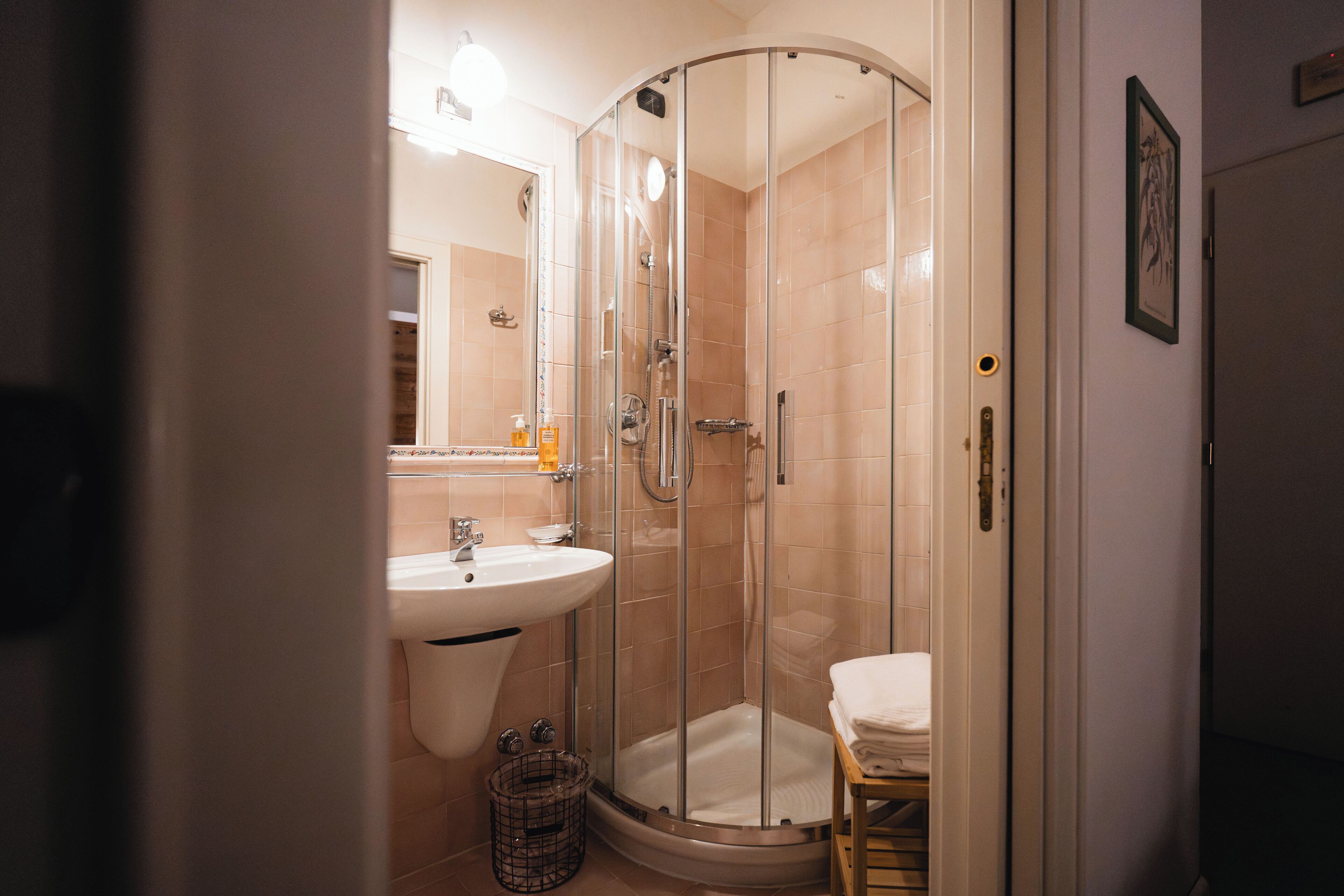 Un baño moderno con ducha acristalada, lavamanos e inodoro.