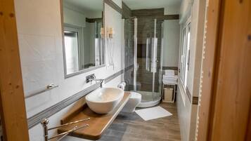 Kamer | Badkamer | Een douche, een regendouche, designer toiletartikelen, een haardroger