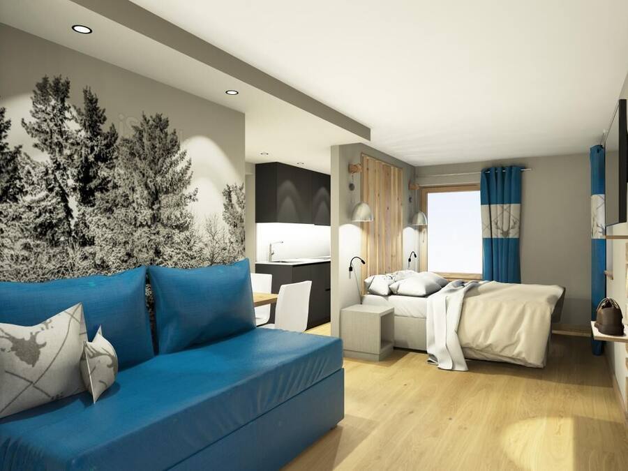 Ett modernt hotellrum med en blå soffa, en säng, ett skrivbord och en tv.