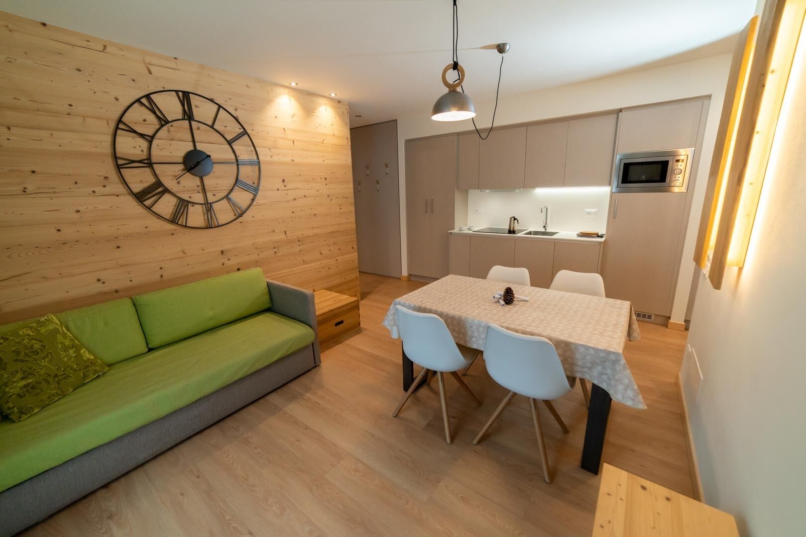 Apartment, 2 Schlafzimmer | Wohnbereich | 22-Zoll-Fernseher mit Digitalempfang