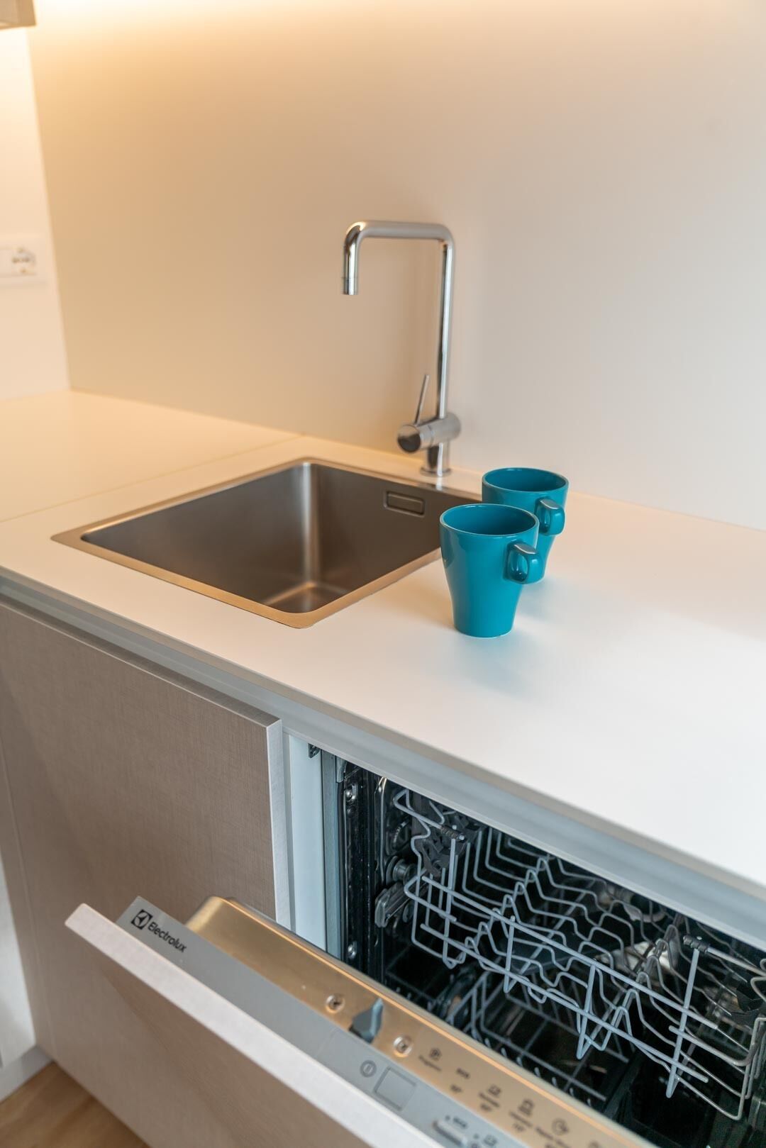 cookware/dishes/utensils, freezer