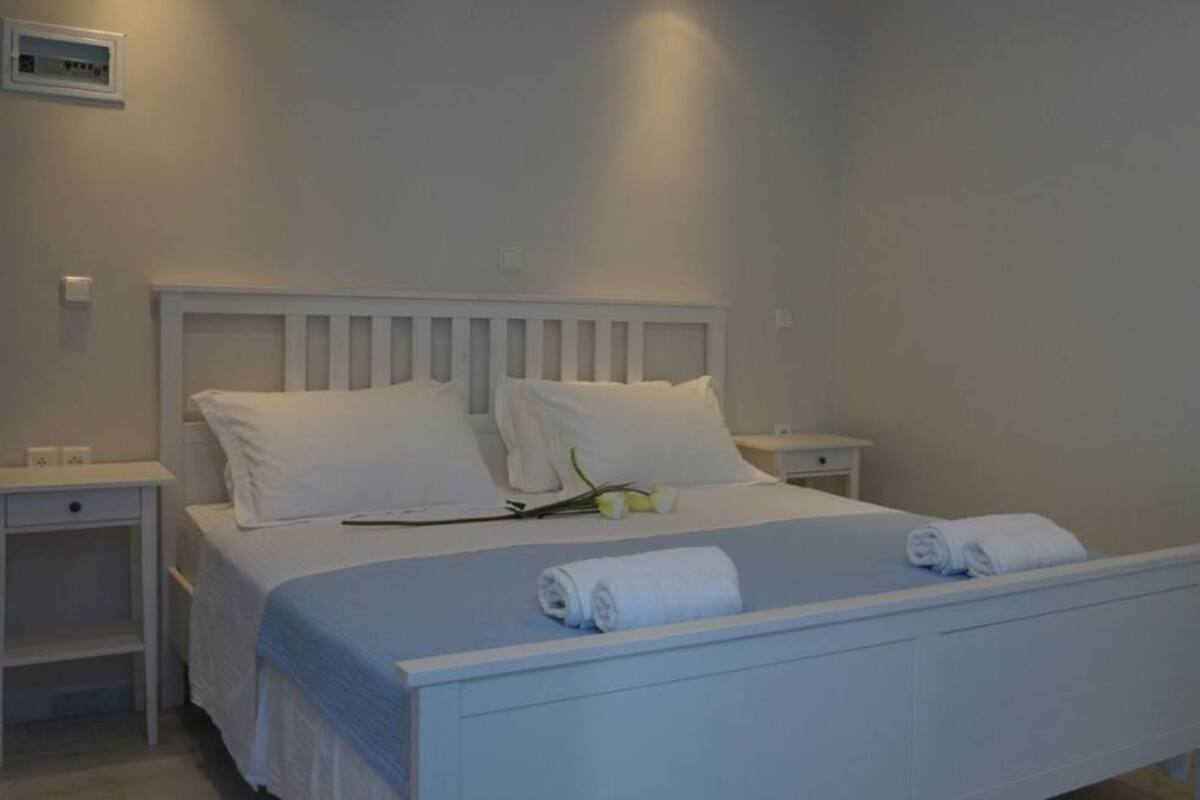 Quarto superior | Quartos à prova de som, ferros/tábuas de passar roupa, berços grátis