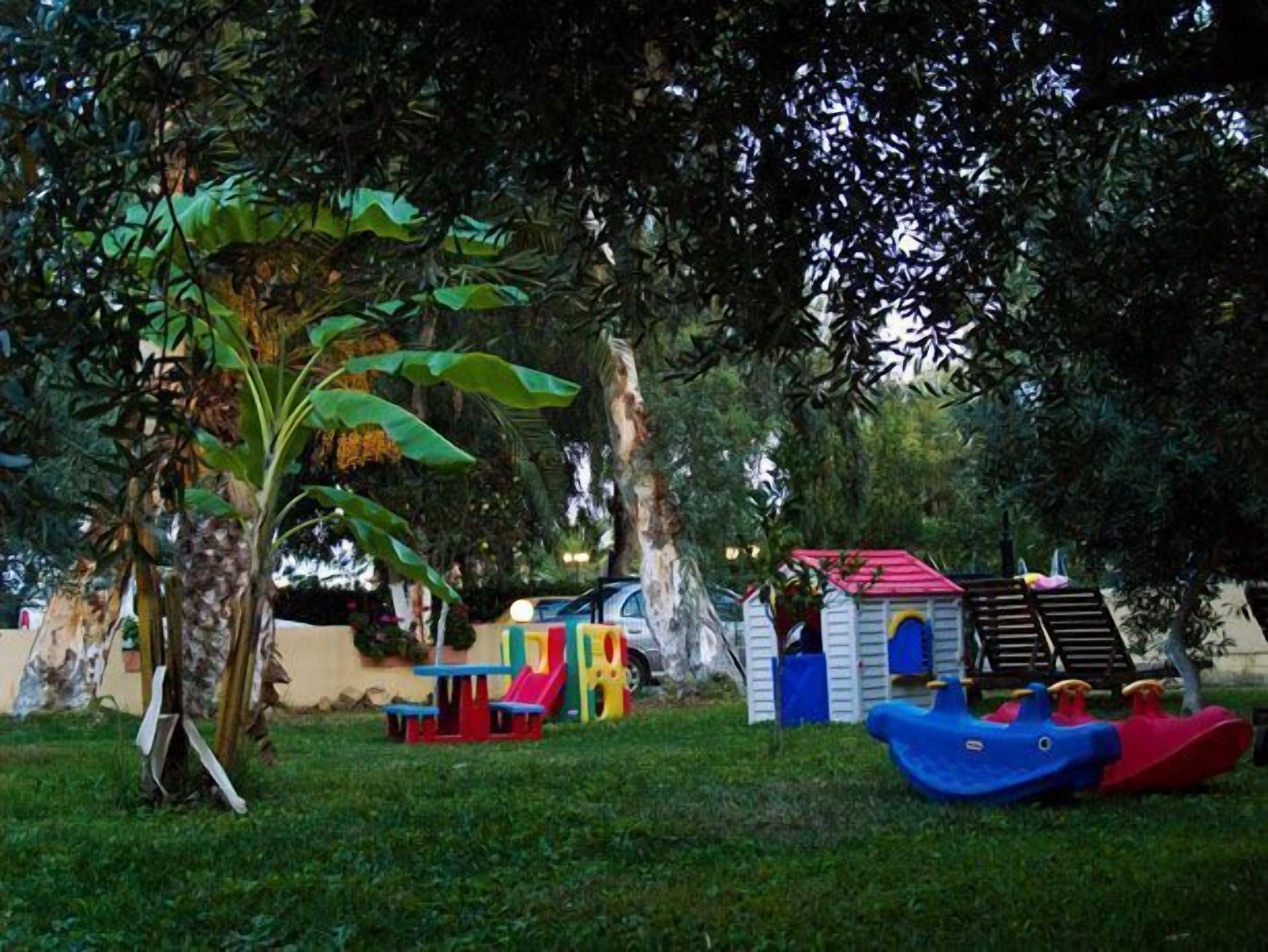 منطقة لعب الأطفال - خارجية