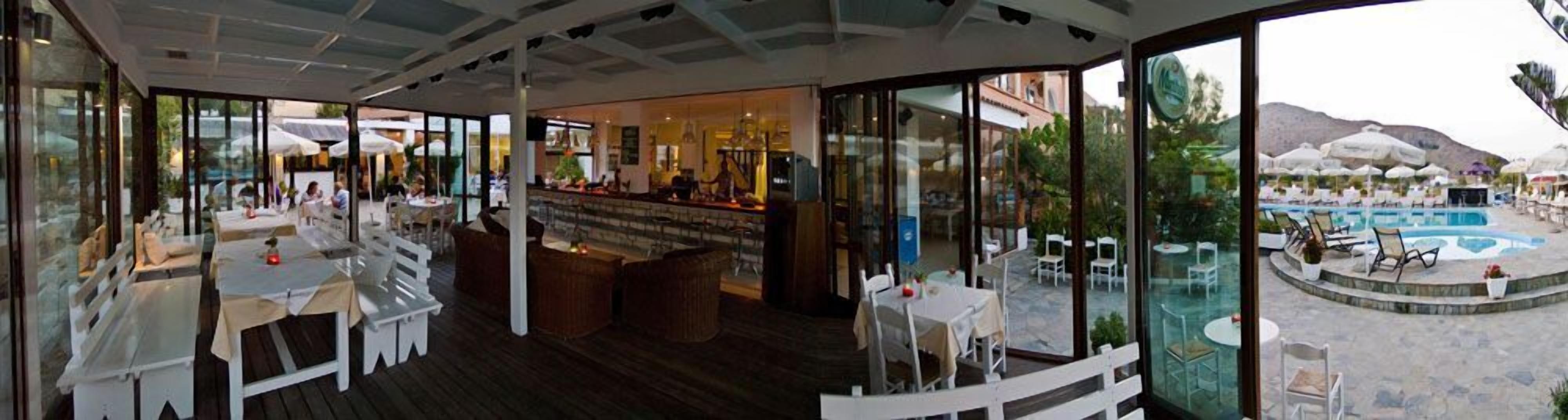 2 restaurants servant le déjeuner, spécialités Cuisine internationale