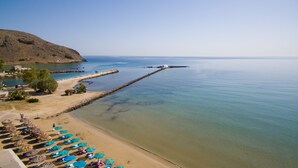 On the beach, sun loungers, beach umbrellas - Georgioupolis Beach Hotel (Apokoronas)