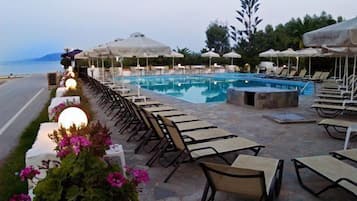 Piscine extérieure, parasols de plage