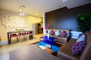 Appartement Penthouse familial, 3 chambres, dans la tour | Salle de séjour | Téléviseur ACL de 32 po avec télévision par cùble, téléviseur