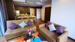 Family Twin Room, 2 Bedrooms, Poolside | Ruang tamu