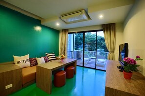 Chambre supérieure, 1 lit double, dans la tour | Aire de séjour | Téléviseur ACL de 32 po avec télévision par cùble, téléviseur