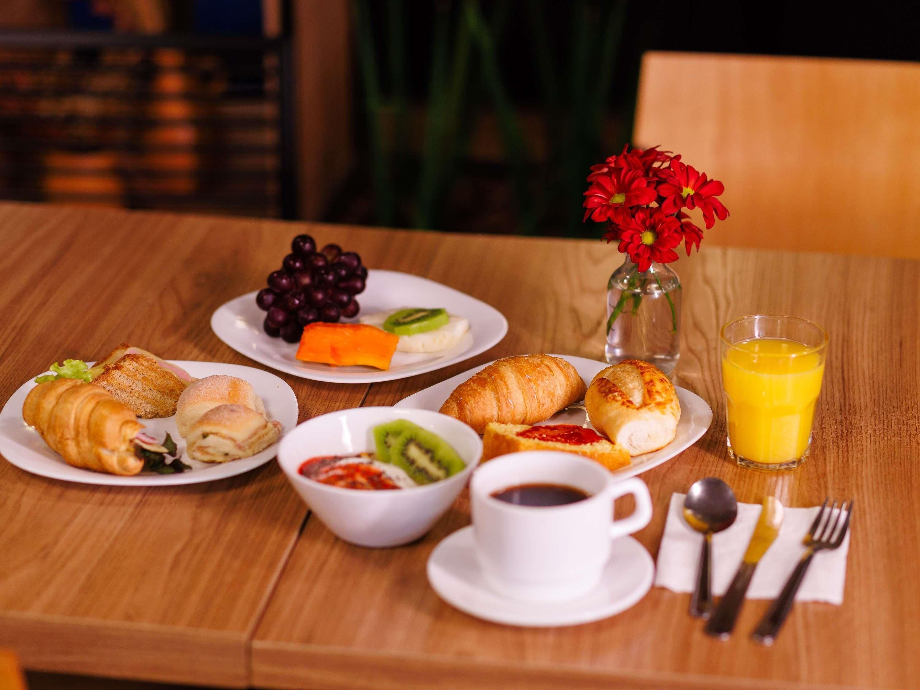 Se ofrece un desayuno bufé todos los días (por un coste adicional)