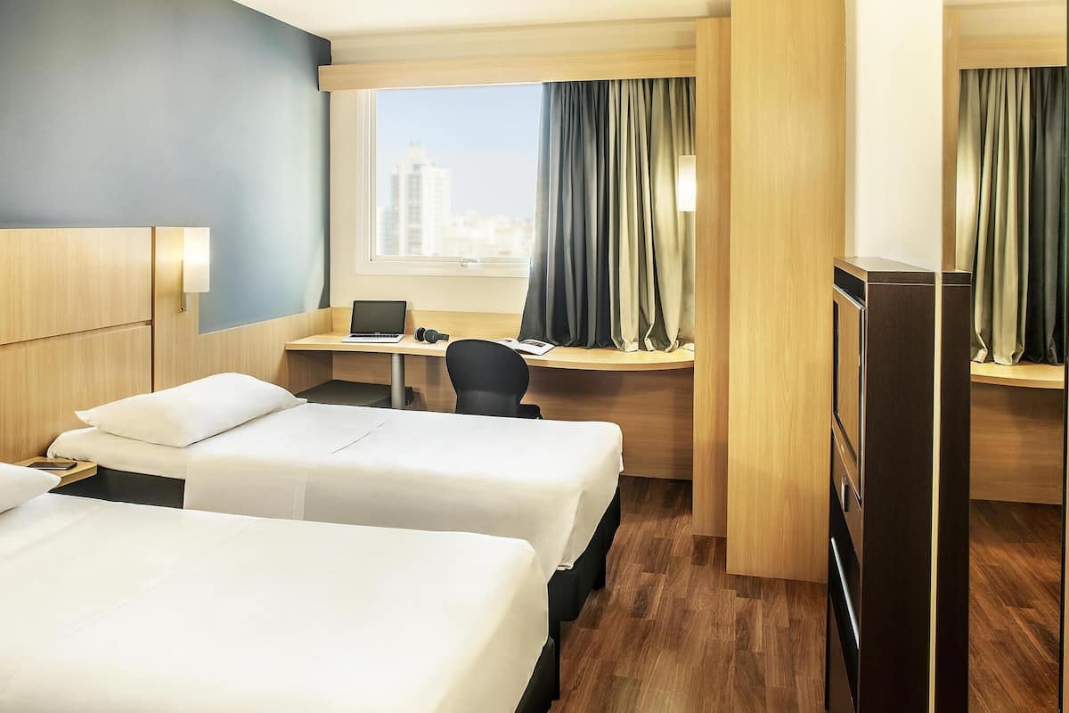 Standard Twin Room, 2 Twin Beds | Minibar, in-room safe, desk, blackout drapes