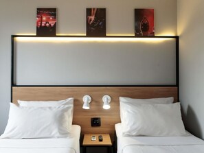 Minibar, caja de seguridad en la habitación y escritorio 