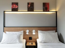 Minibar, caja de seguridad en la habitación y escritorio 