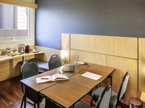 Minibar, Zimmersafe, Schreibtisch, Verdunkelungsvorhänge