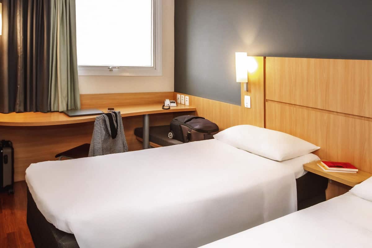 Habitación estándar con 2 camas individuales, 2 camas individuales | Minibar, caja de seguridad en la habitación y escritorio