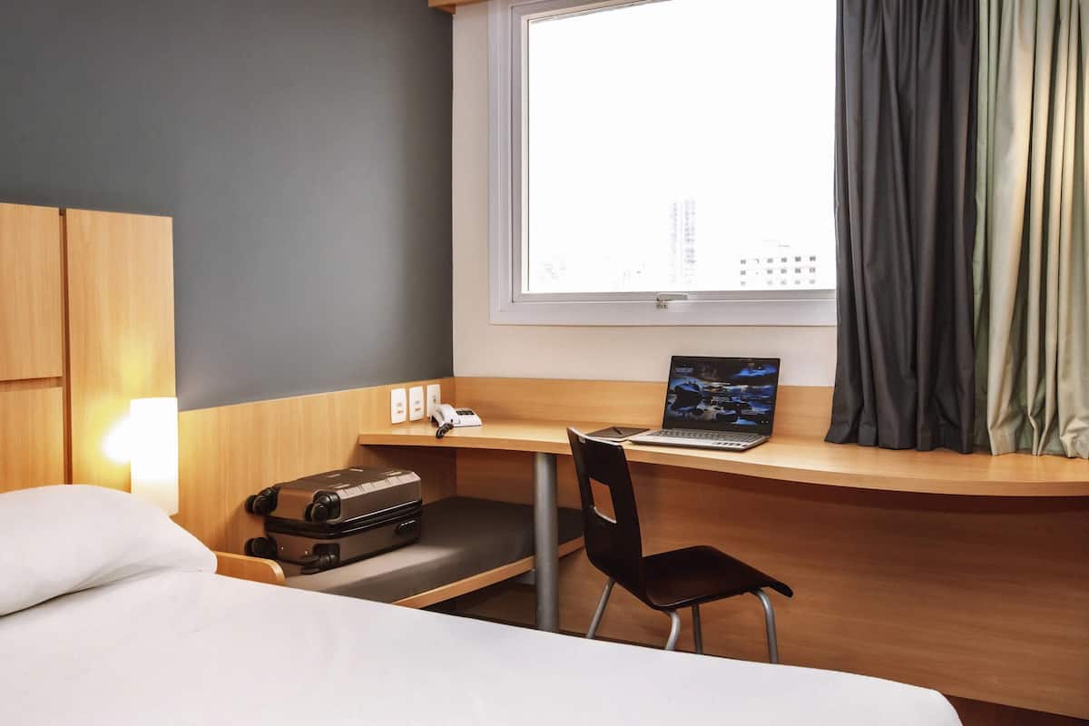 Minibar, coffres-forts dans les chambres, bureau, rideaux occultants
