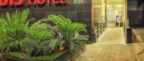 Minibar, caja de seguridad en la habitación y escritorio