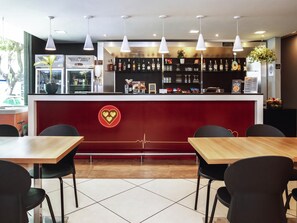 บริการอาหารเช้า อาหารกลางวัน และอาหารเย็น