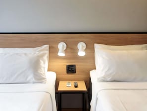 ミニバー、セーフティボックス (室内)、デスク、遮光カーテン