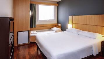 Standard Room, 1 Katil Kelamin (Double) | Bar mini, peti besi dalam bilik, meja, langsir/tirai gelap terus