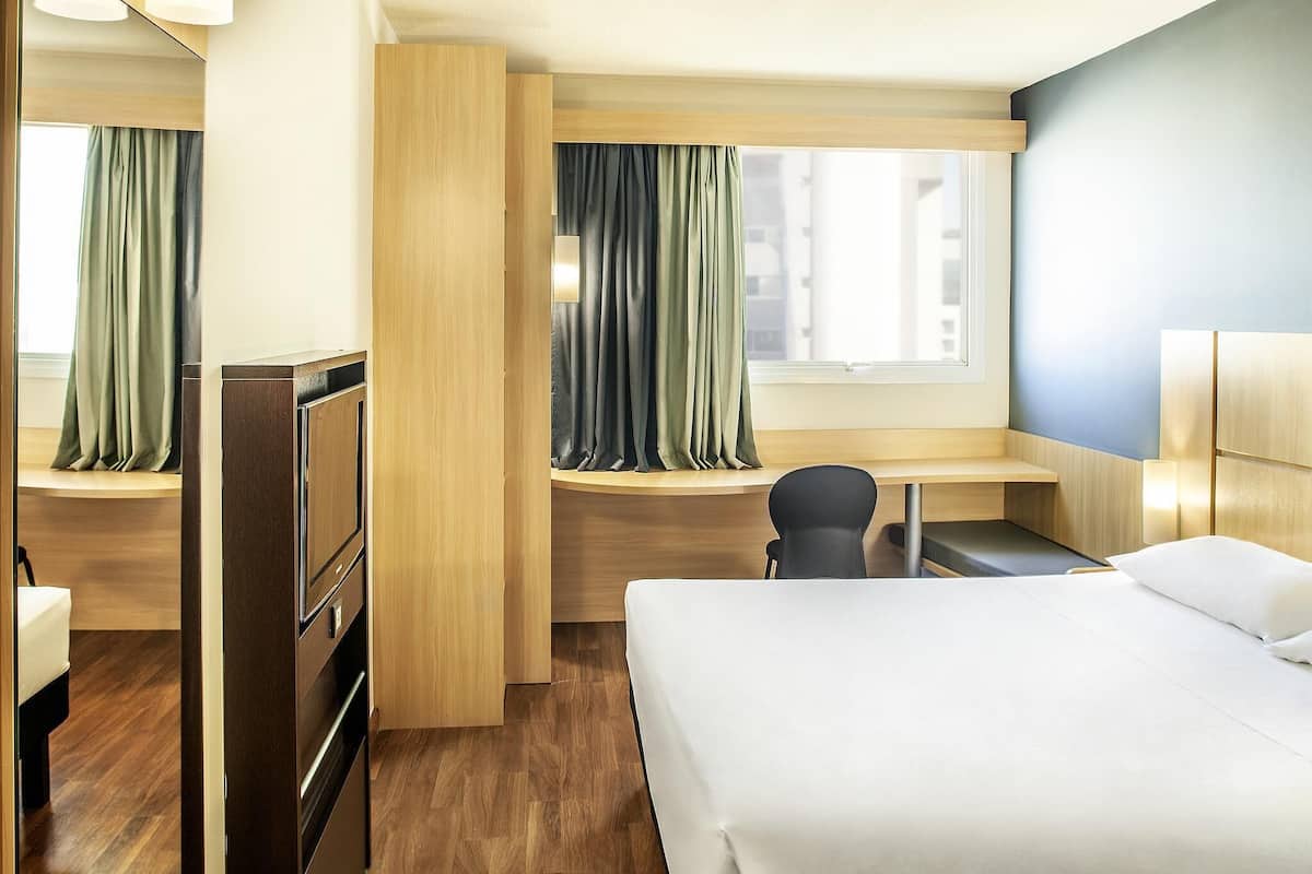Standard Room, 1 Double Bed | Minibar, in-room safe, desk, blackout curtains