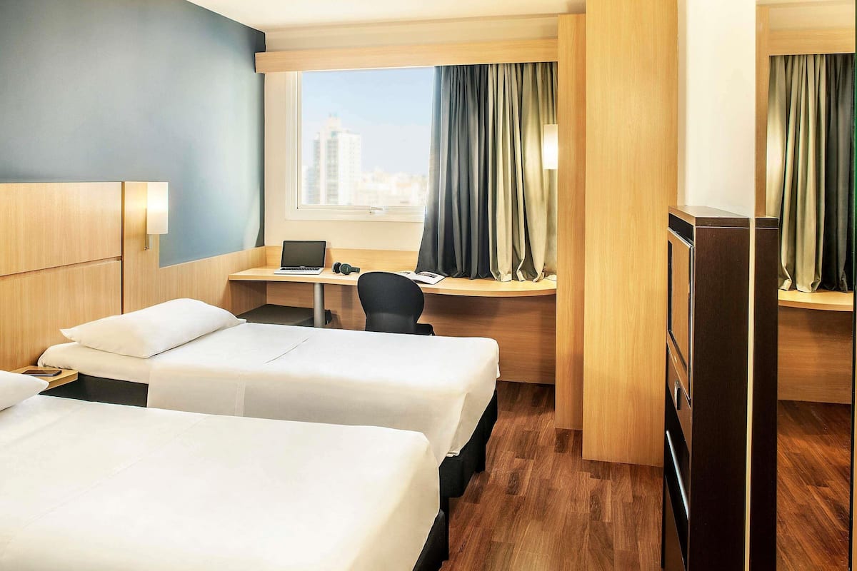 Tomannsrom – standard, 2 enkeltsenger | Minibar, safe på rommet, skrivebord og blendingsgardiner