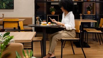 Se ofrece un desayuno bufé todos los días (por un coste adicional)
